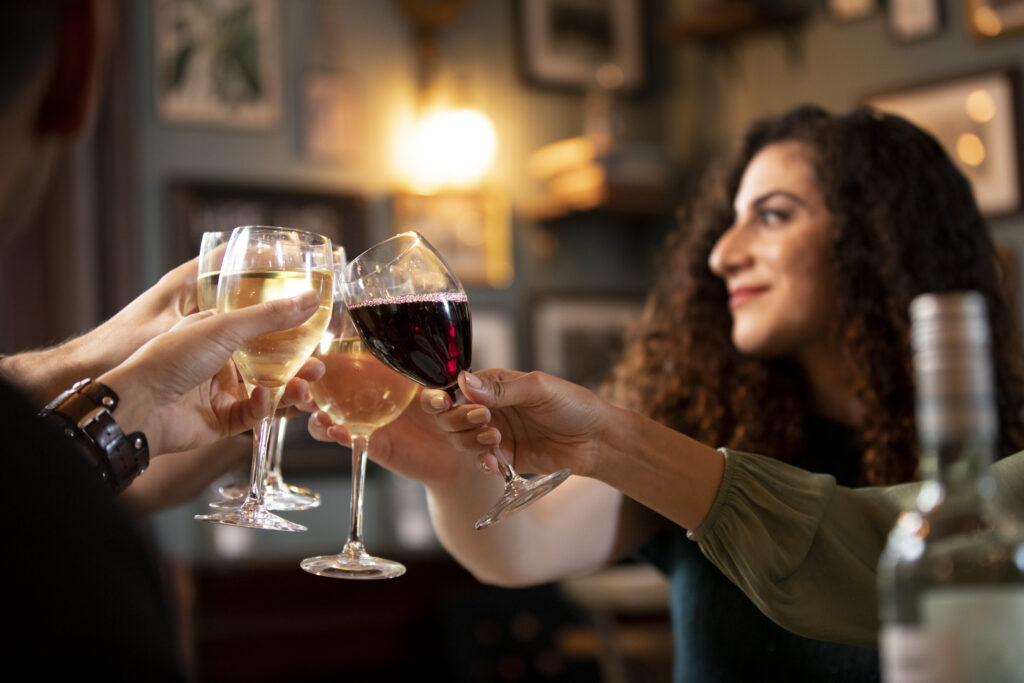 Amigos brindando – Disfrutando cata de vinos y maridaje en San Sebastián