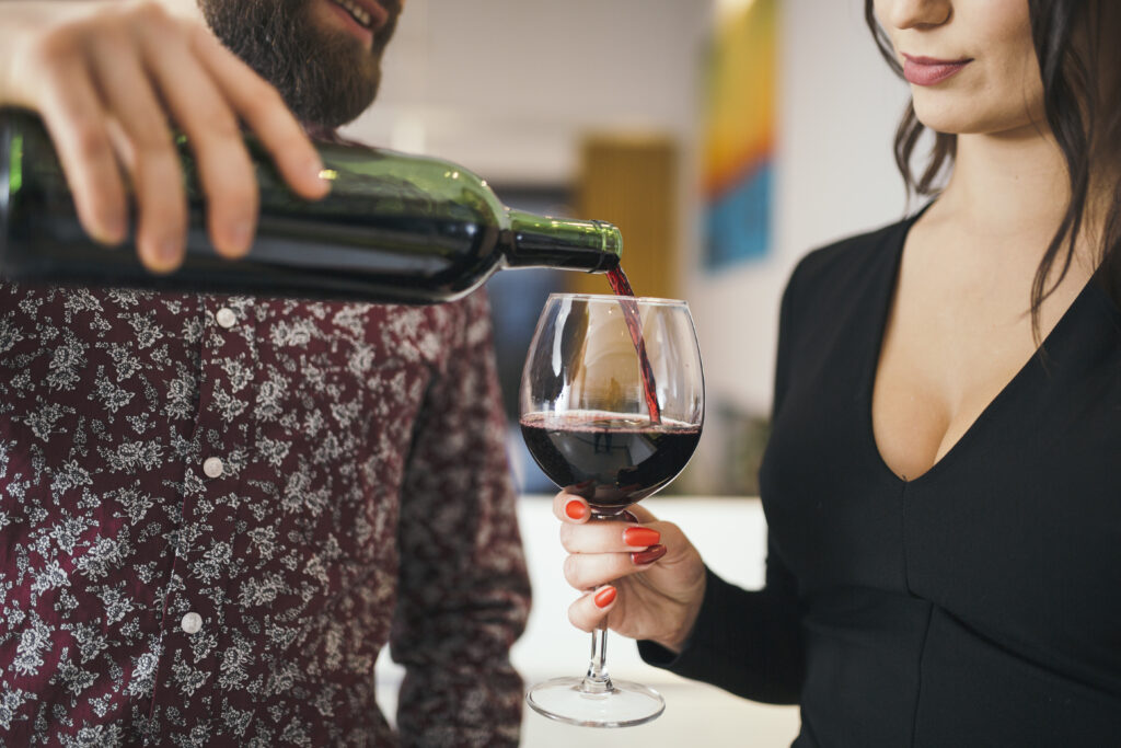 Sommelier sirviendo vino en copa – Filosofía de vinos exclusivos y catas privadas en San Sebastián