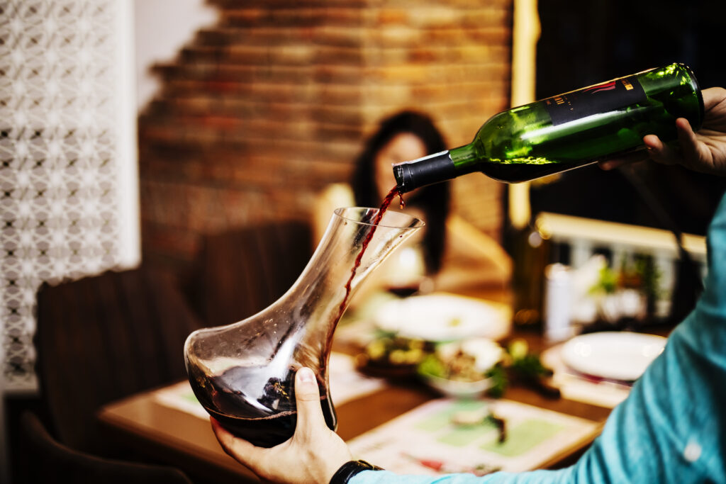 Sommelier sirviendo vino en decantador – Asesoría de sommelier y experiencias sensoriales