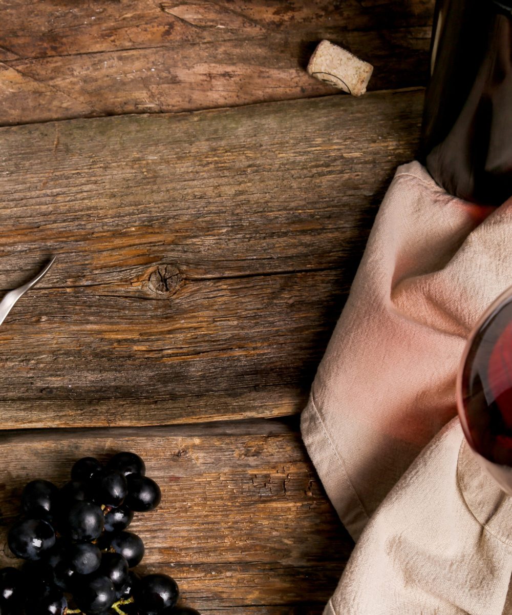 Uvas y botella de vino – Vinos exclusivos de bodegas boutique San Sebastián