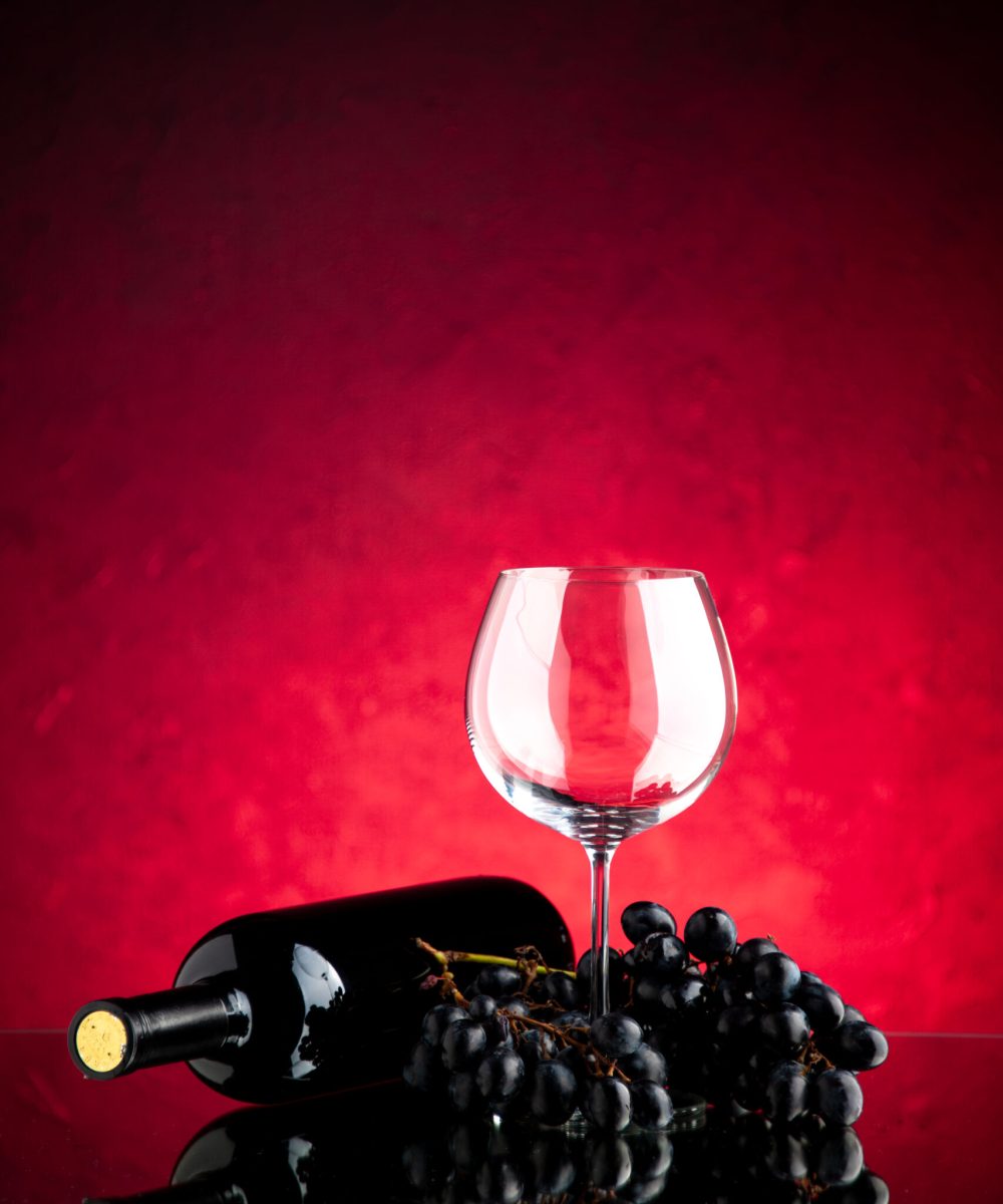 Botella de vino y uvas – Vinos exclusivos y sostenibles de bodegas boutique