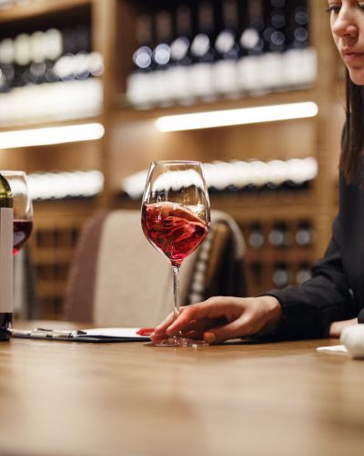 Decantador de vino servido – Catas privadas y asesoría de sommelier en San Sebastián