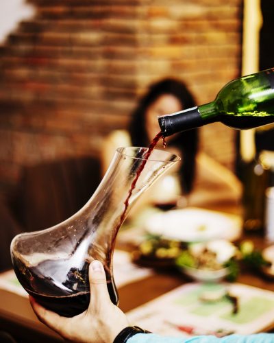 Sommelier sirviendo vino en decantador – Asesoría de sommelier y experiencias sensoriales